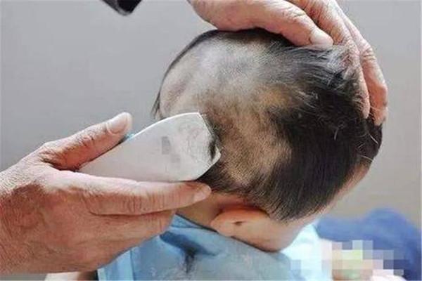 宝宝剃胎头的最佳时间不剃胎发的好处你知道吗